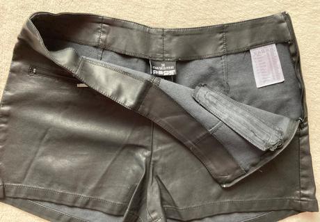 Koženkové šortky, 38