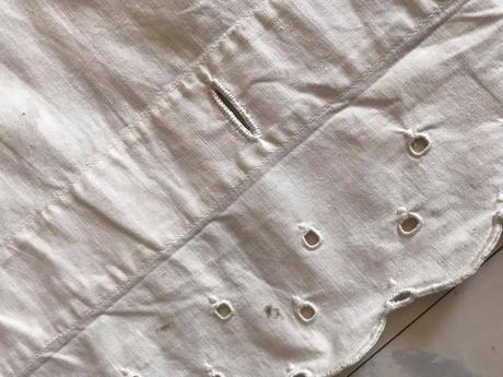 Biele plátno s vyšívaním, 