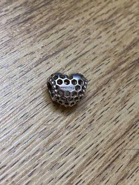 Pandora bee happy, pandora