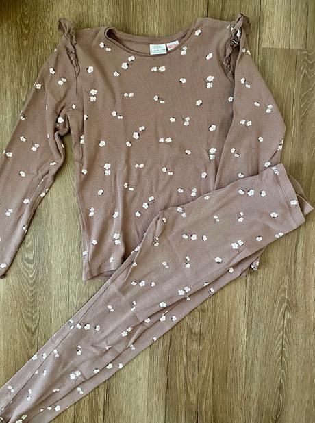 Krásne vrubkovane pyžamo, zara,140