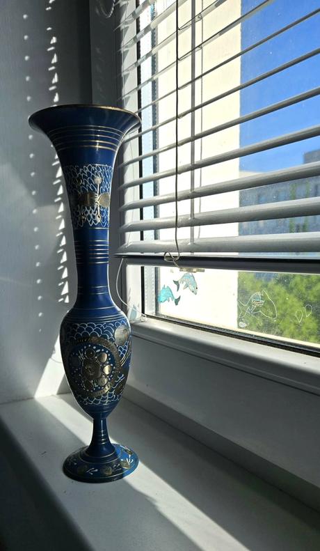 Elegantná modrá kovová váza s orientálnym vzorom,