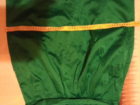 Smaragdovo zelene saty, m