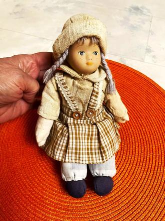 Stará porcelánová retro bábika, 