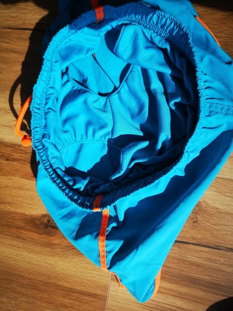 Sortkové plavky, 128