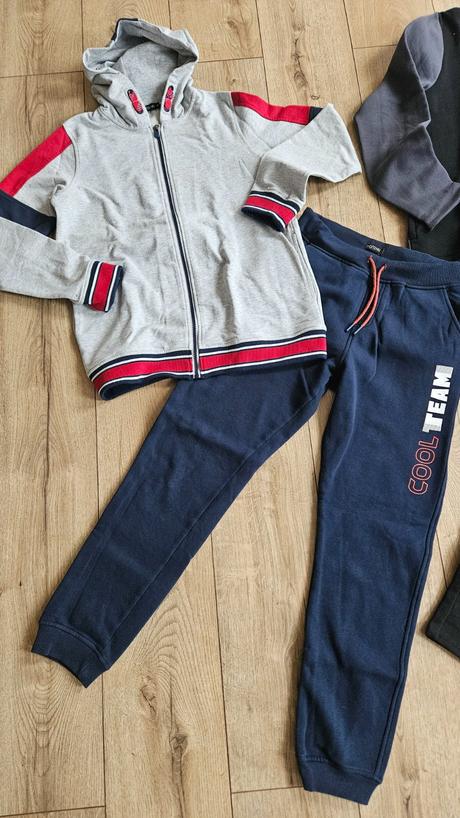 2x teplákové súpravy, in extenso,164