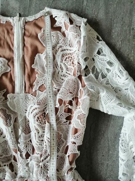 Biele pružné čipkové šaty vs s podšívkou, s