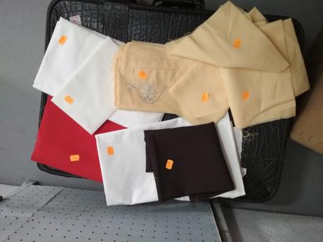 Zvyšky látky na vyšívanie,