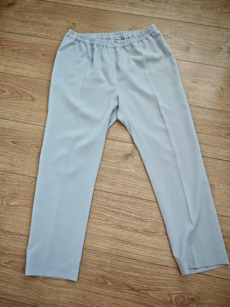 Pohodlný nohavicový kostým, 48