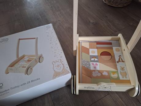 Drevený detsky vozik s kockami,