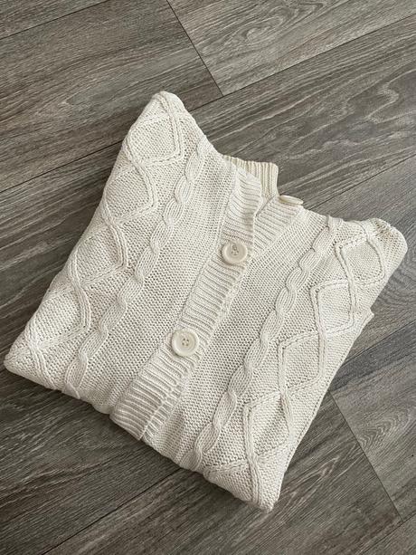 Biely sveter s kapucňou na gombíky, 146