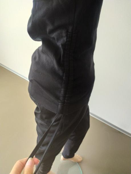 300 tricko uvezovanie okolo krku a na jednom boku, m