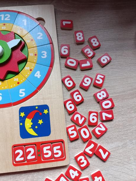 Drevené hodiny playtive,