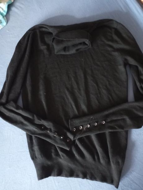 Čierny rolák s gombickami, s