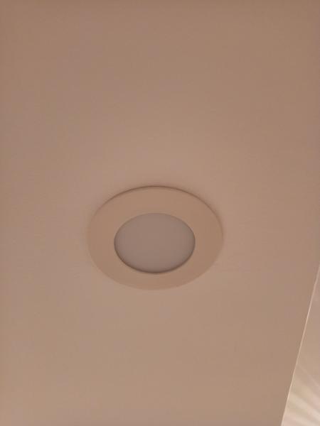 Ako bezpečne otvoriť kryt na bodovom svetle?