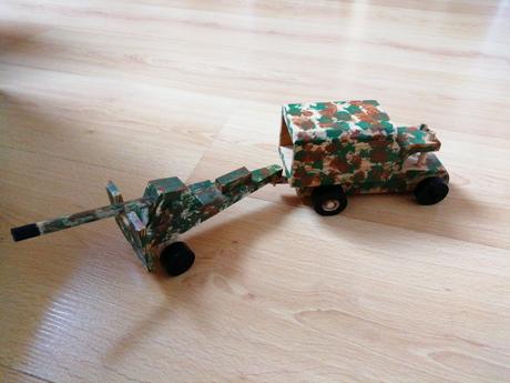 Drevené auto a delo,