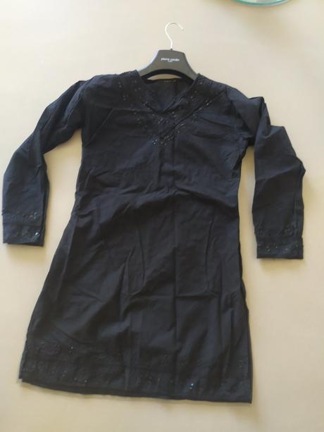 C205saty vysivan okolo krku spodku rikav, s