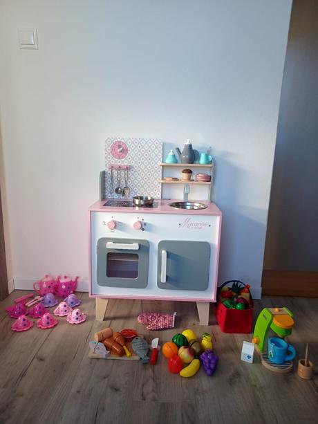 Drevená kuchynka s príslušenstvom,