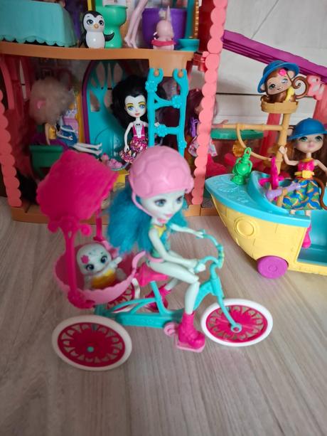 Domček +10 bábik enchantimals, 