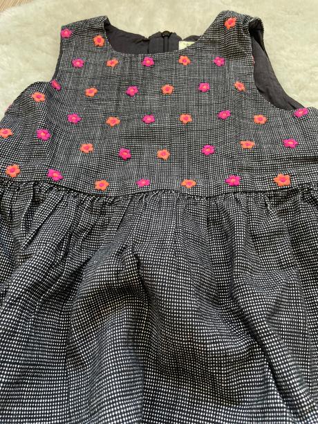 Cierno biele saty s vysivanymi kvetinkami, 110