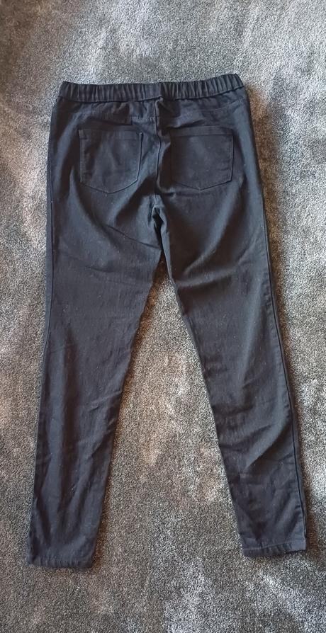 Elasticke cierne nohavice v.42, 42