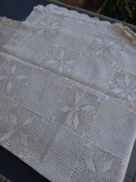 Nádherný obrus 150 x 136 cm,