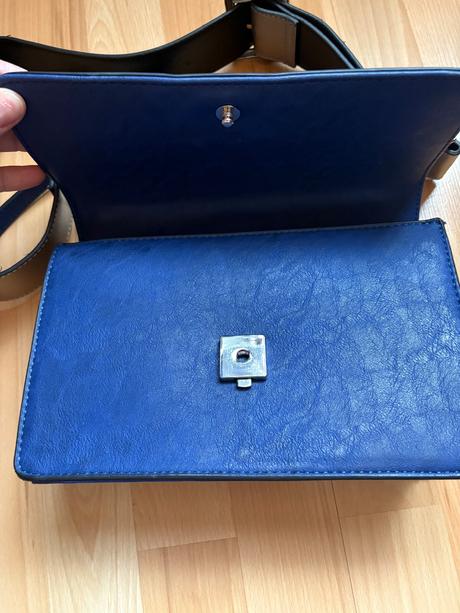 Malá kabelka, carpisa