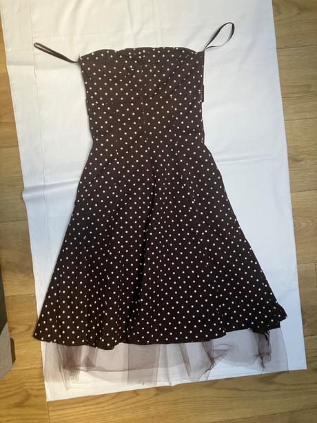 Dámske hnedé bodkované šaty bez ramienok retro, s