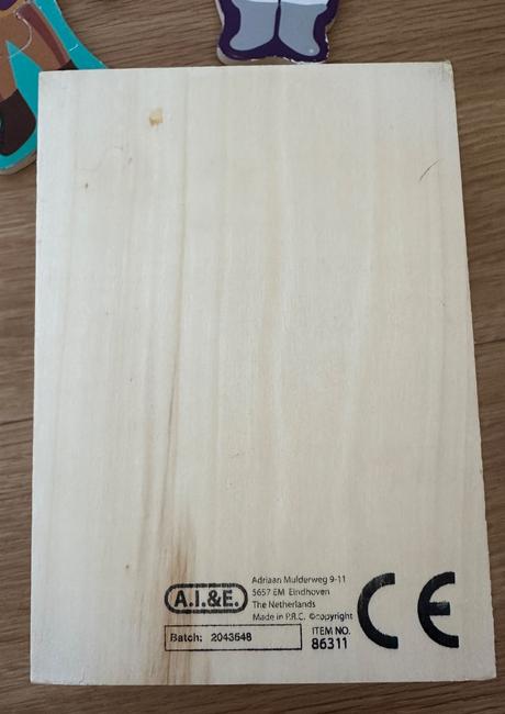 Drevené puzzle predstavujúce rôzne povolania,