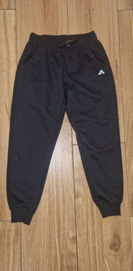 Čierne tepláky, 128