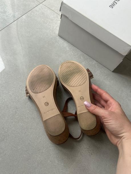 Tamaris práva koža sandálky, 38