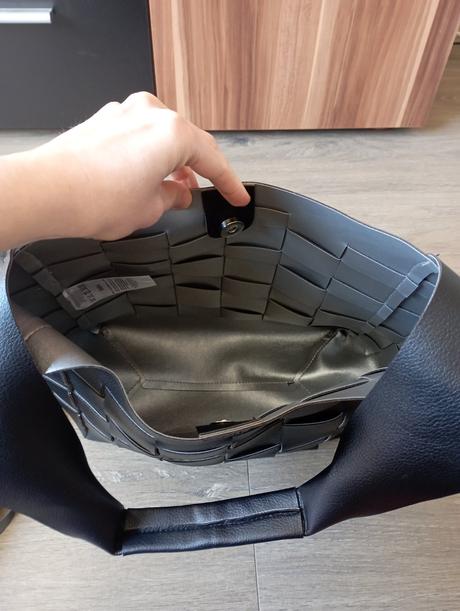 Čierna kabelka, kik