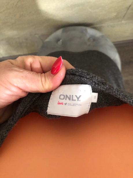 Only šaty v.s, only,s