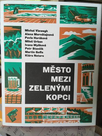 Město mezi zelenými kopci,