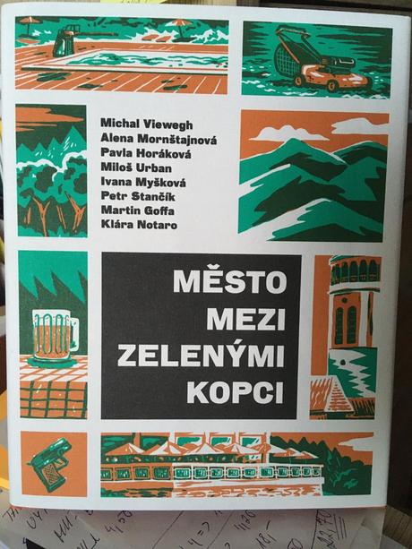 Město mezi zelenými kopci,