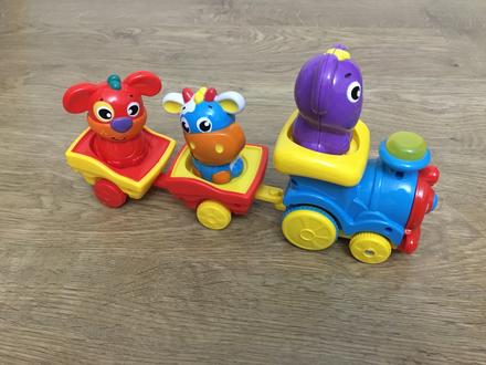 Hrajúci vláčik so samochodom fisher price,