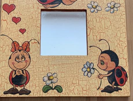 Zrkadielko s dreveným rámom, 