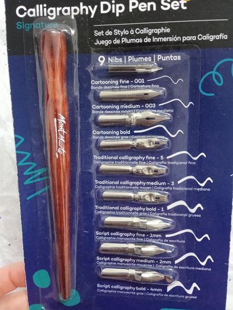 Kaligrafia fantasy vintage perá, 