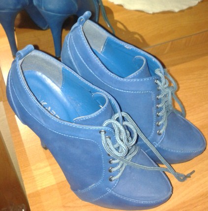 Poltopánky na vysokom opätku, 36