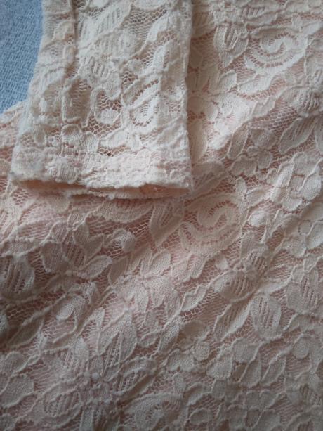 Čipkované šaty, 122
