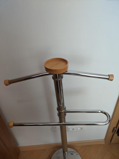 Nemý sluha - stojan na oblečenie, 