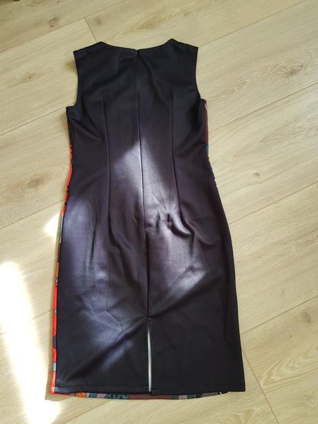 Pestrofarebné puzdrove saty.na bezne aj prílež. n., m