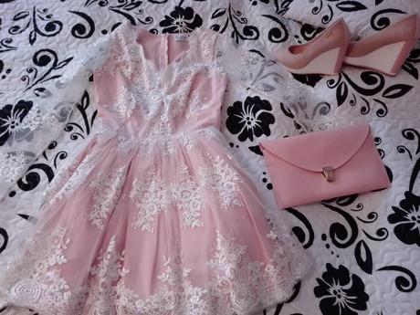 Čipkované spoločenské šaty a listová kabelka gráti, s