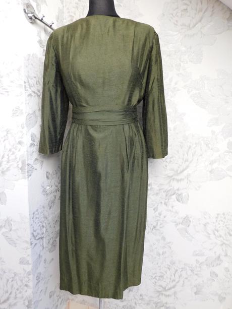 Brigitte pekne vintage šaty, 42