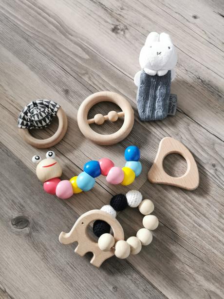 Drevené hračky, hrkálky a hryzátka pre bábätká,