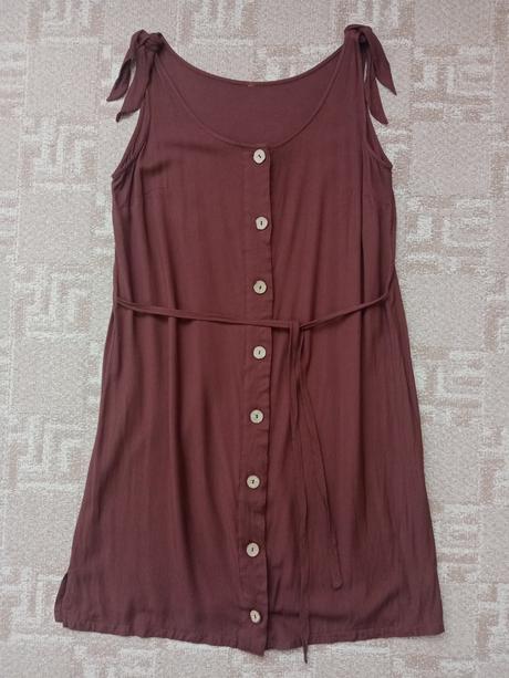 Šaty s gombičkami, 44