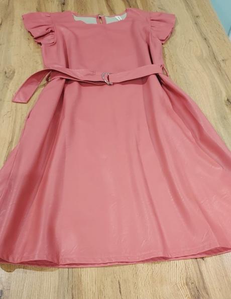 Koženkové šaty, 36