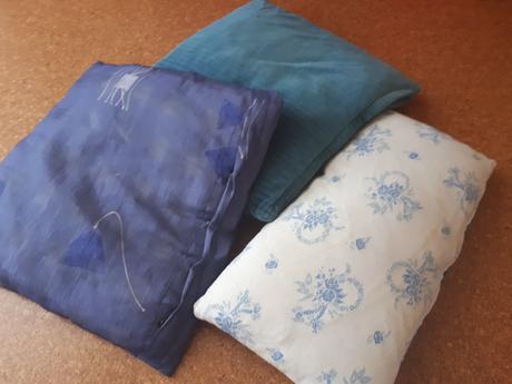 Modra obliecka na vankus geometricke tvary kvety, 