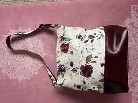 Kvetovaná kabelka, 