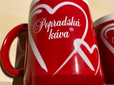 1 červený hrnček, pohár, šálka popradská káva, 