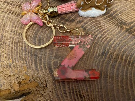 Ručne vyrobené živicové kľúčenky, 